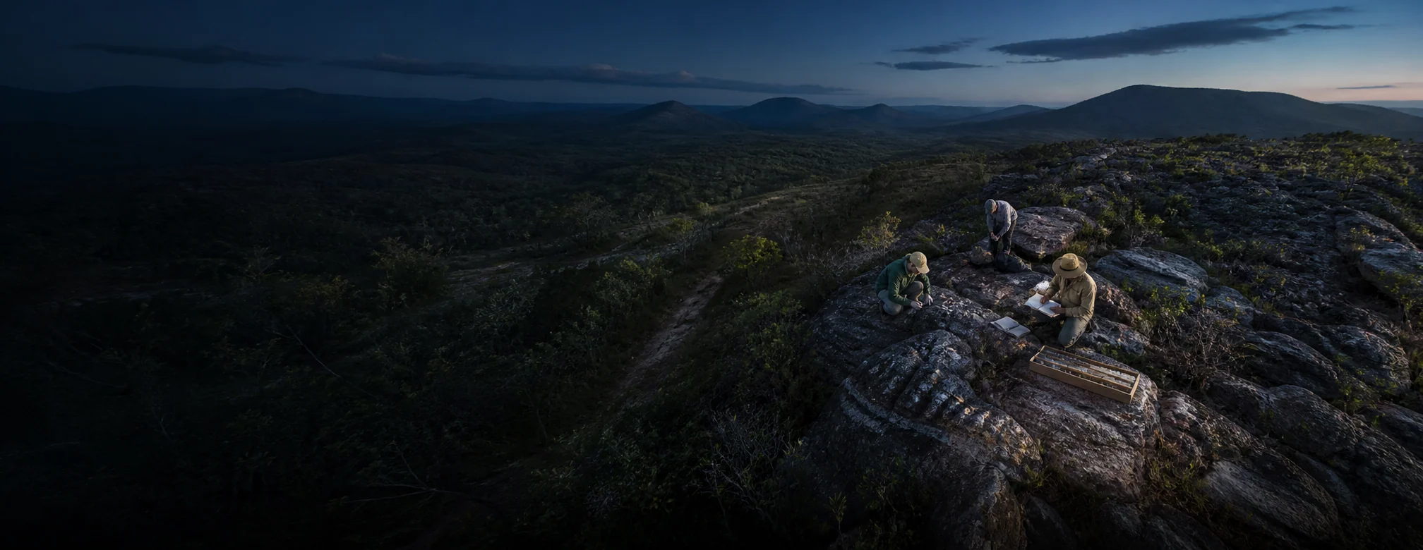 Geólogos avaliando afloramentos rochosos em uma área de projeto no Brasil