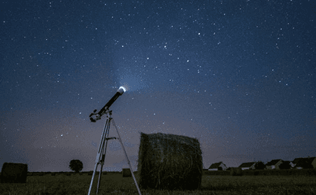 Equipo de observación de campo bajo el cielo nocturno